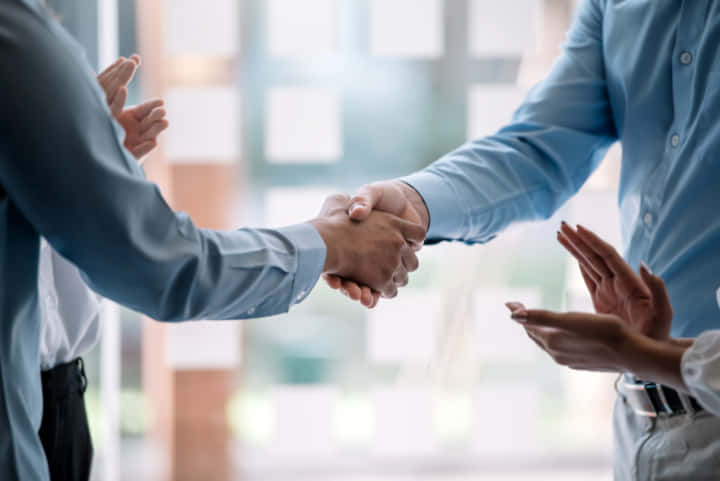 Travail d'équipe d'hommes d'affaires lors de réunions se serrant la main pour conclure un accord avec son partenaire.
