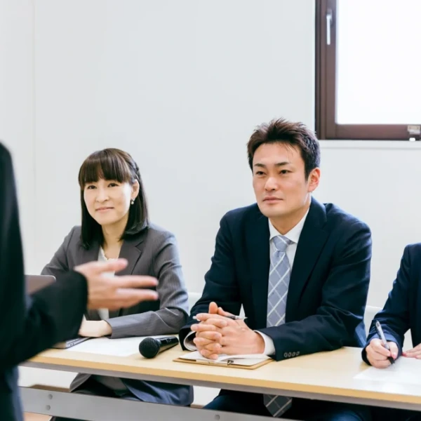 就職面接中の面接官たち