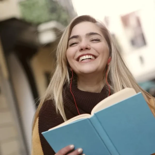 日本語を楽しそうに学んでいる外国人女性