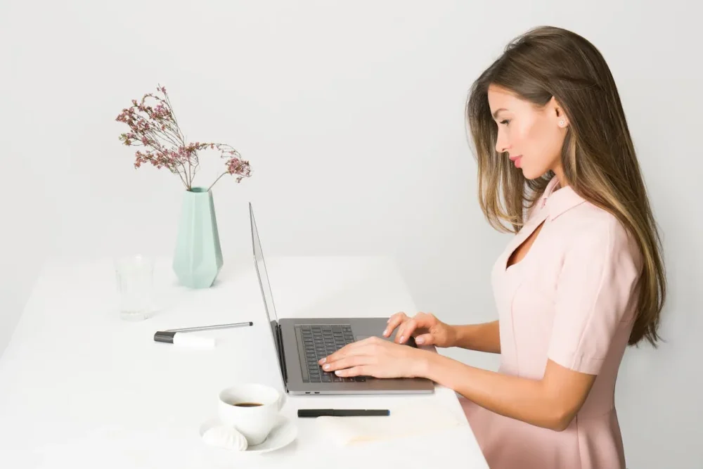 Mujeres extranjeras trabajando con ordenadores.