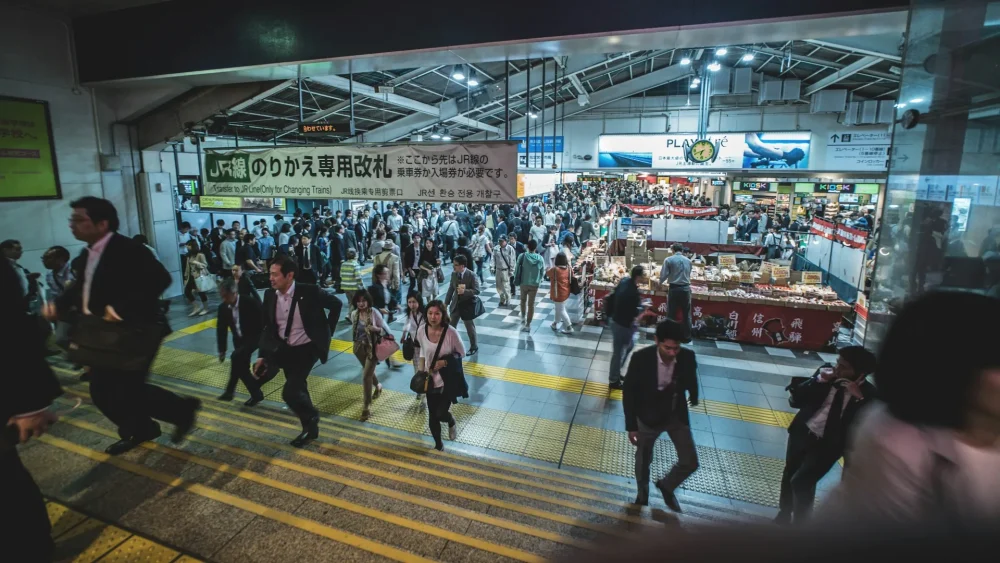 O interior de uma estação em Tóquio.