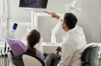 Uma mulher estrangeira sendo examinada por um dentista japonês.