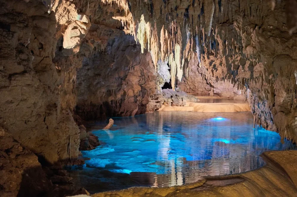 Caverna Gyokusendo no Okinawa World.