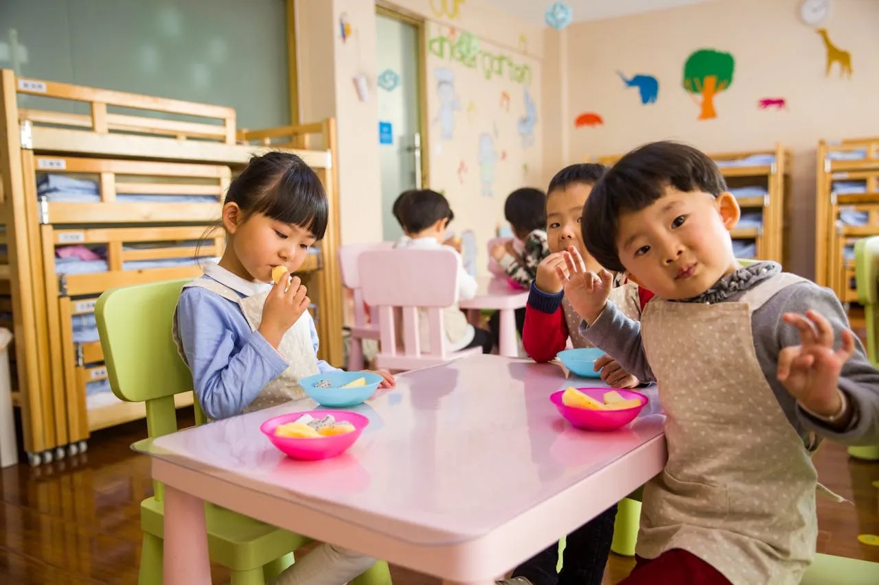 일본의 유치원에서 놀고 있는 원생들
