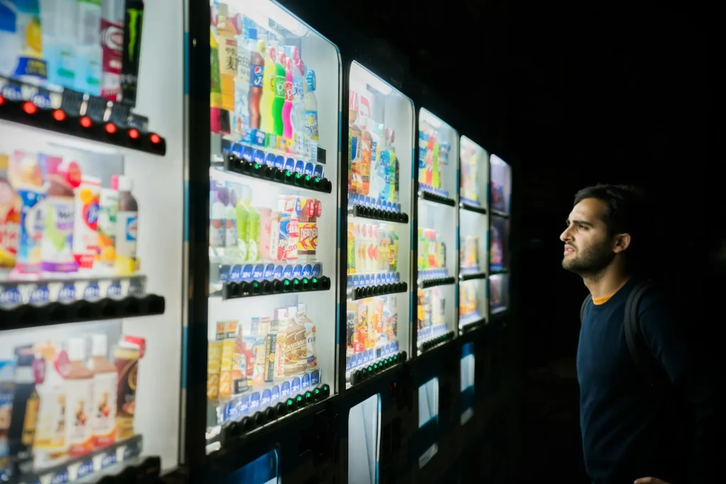 자판기 사용법을 몰라 당황하는 외국인 남성의 모습