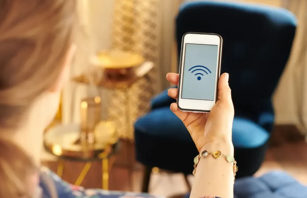 Femme étrangère avec un smartphone et une connexion wifi.