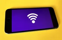 Smartphone com conexão wi-fi.