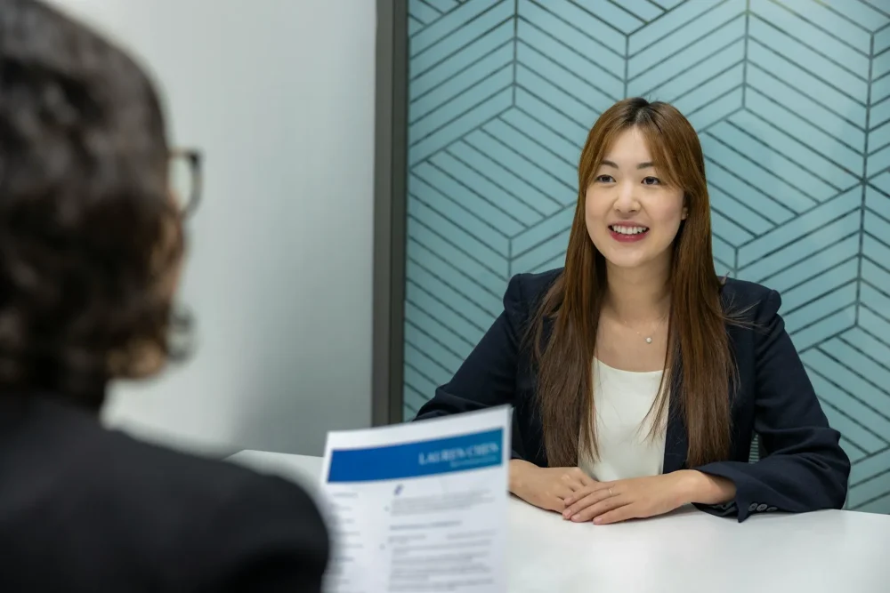 일본에서 면접을 보고 있는 외국인 여성