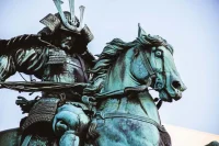 Statue en bronze d'un samouraï à cheval.