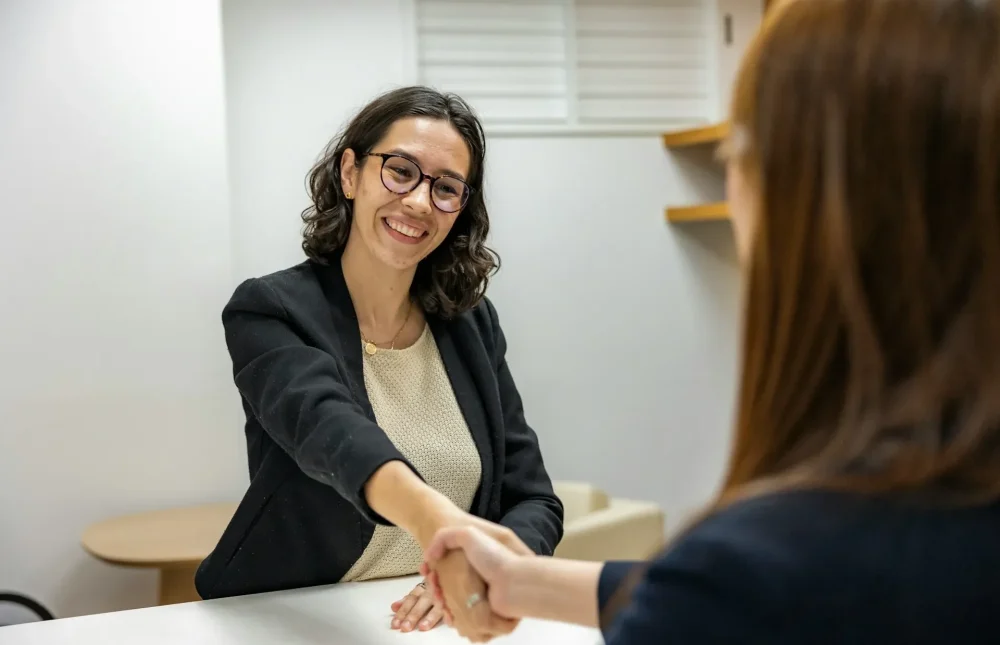 在日本寻找新工作的外国女性正在接受面试。