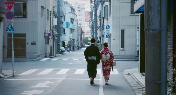 Vista trasera de una pareja paseando en kimono.
