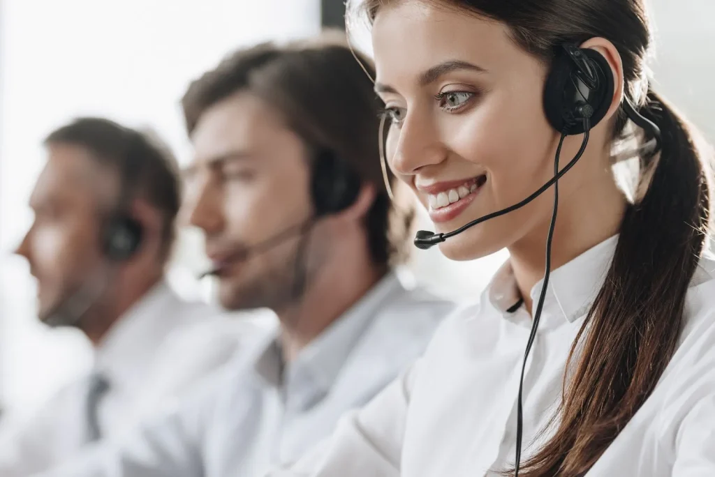 Mujeres extranjeras que trabajan en el servicio de atención al cliente en Japón.