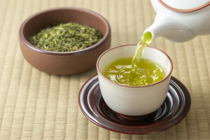 外国人に人気の日本の緑茶が注がれている