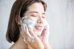 ロゼット洗顔パスタを使って洗顔している女性